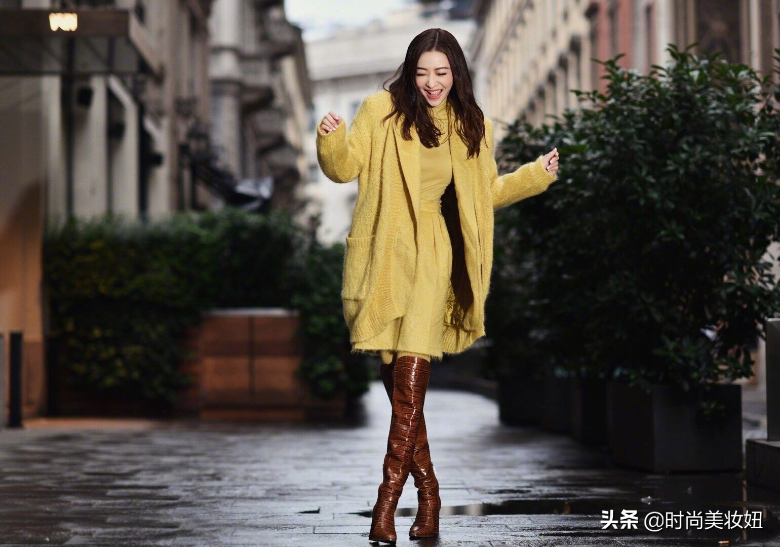 熊黛林不愧是超模，蓝色条纹毛衣配开叉紧身裤，身材比例太惊艳