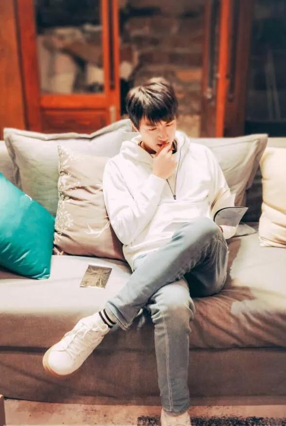 林更新白色体恤搭配西装裤,黑衬衣配黑色裤子林更新