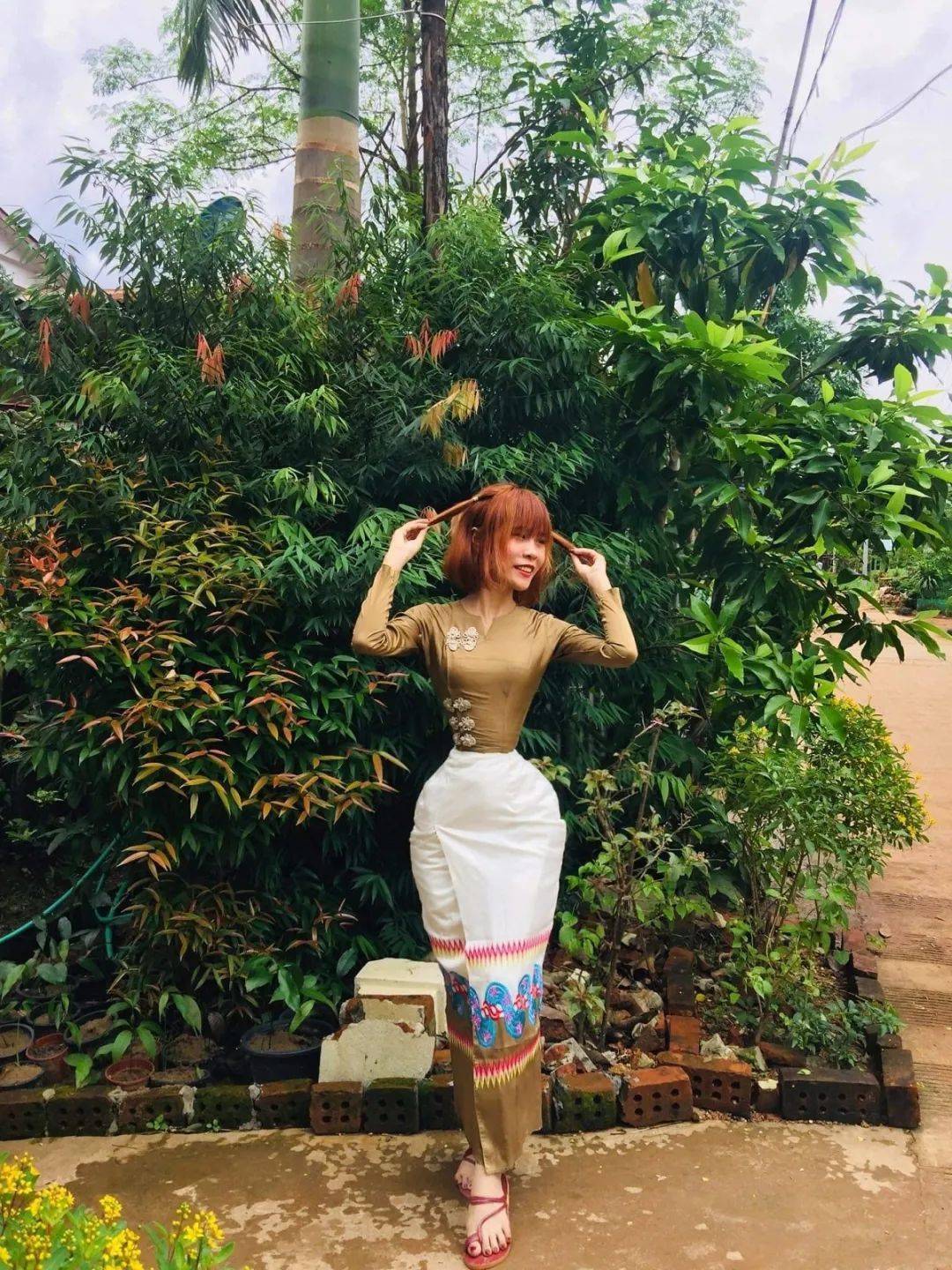 腰围34.7cm缅甸女孩成全球腰最细的人，网友：比我腿还细