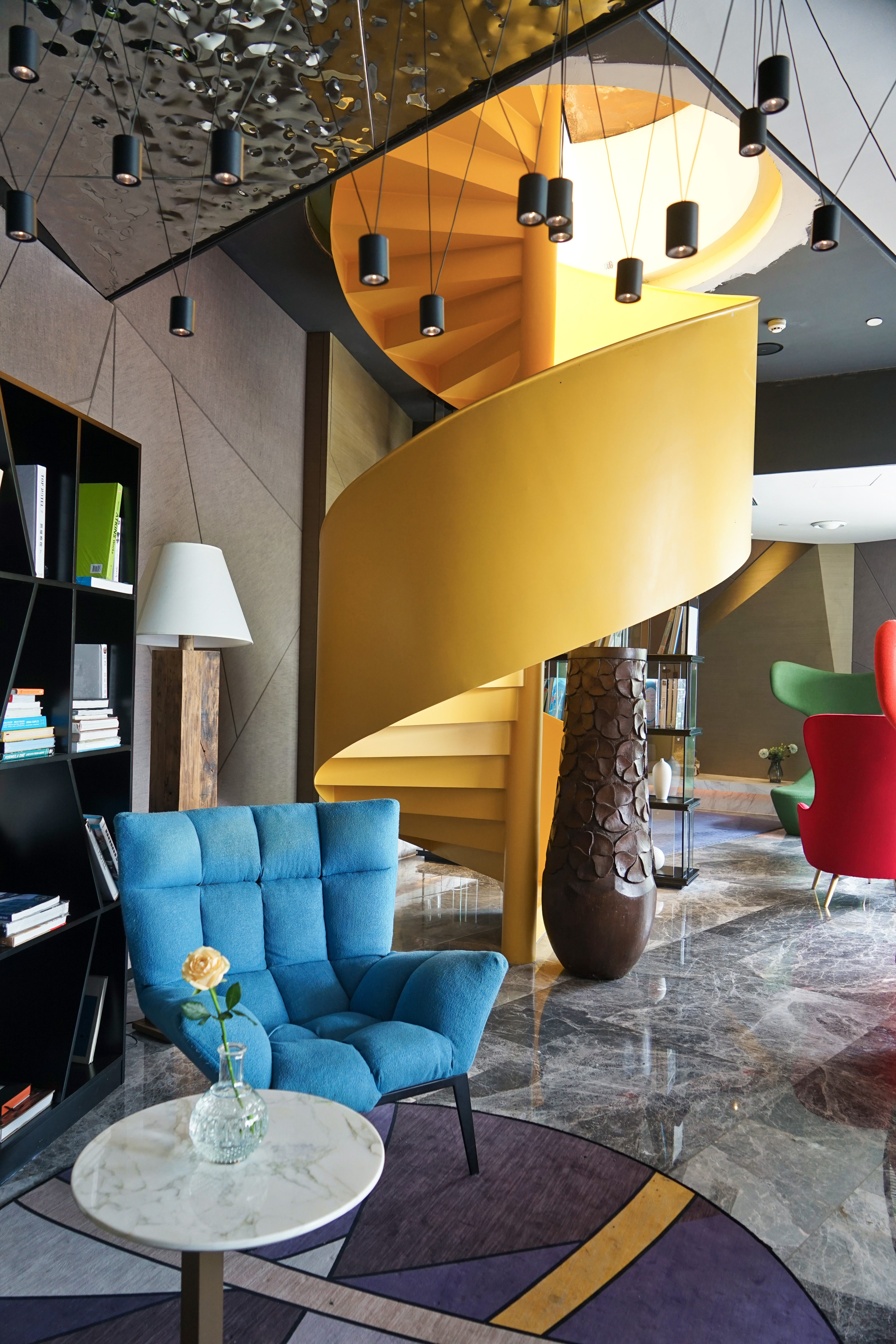 女子在酒店遇到奇葩客人,美女遇到奇葩保镖