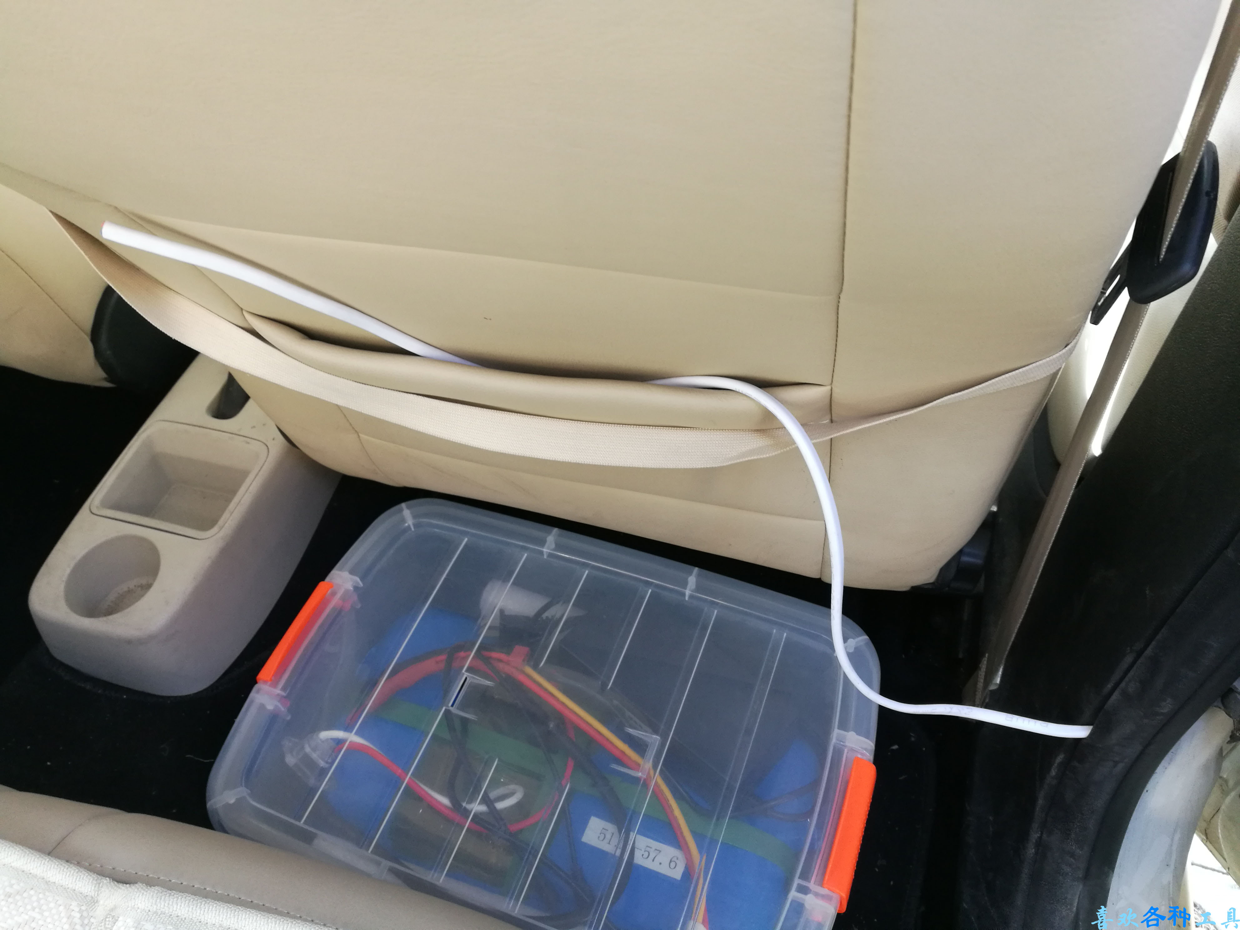 车顶装太阳能板给移动电源充电,车顶太阳能充电板安装方法