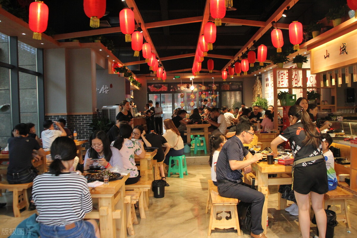 在山东开一个烧烤店一天能赚多少,90后开烧烤摊一年赚了100万