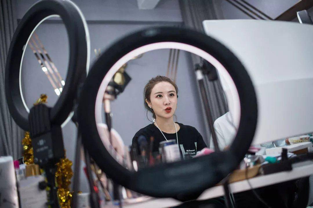 一年带货几十亿,吸引马云关晓彤古天乐,薇娅到底凭什么?