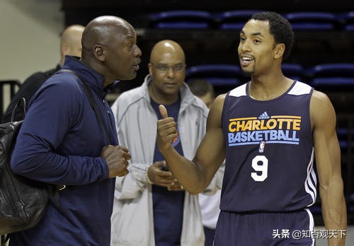 乔丹退役后谁是公牛的老大,飞人乔丹是哪一年退役