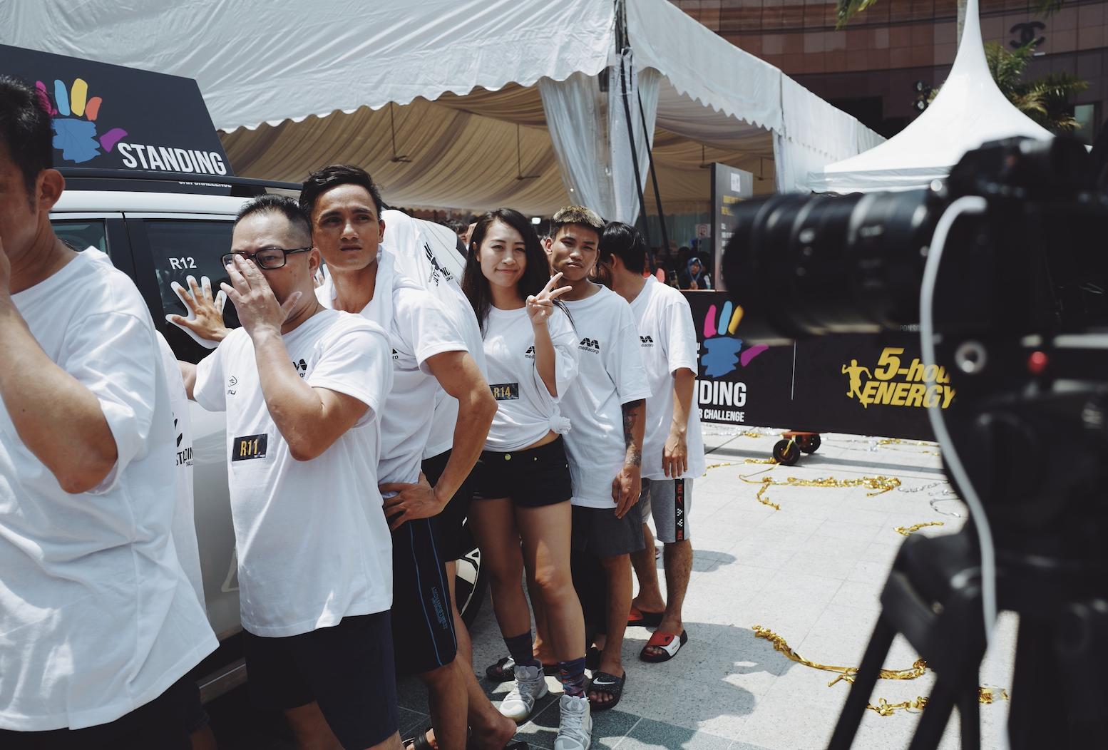 这个人把手摸在车上超过3天3夜赢了一辆车你觉得你行不？