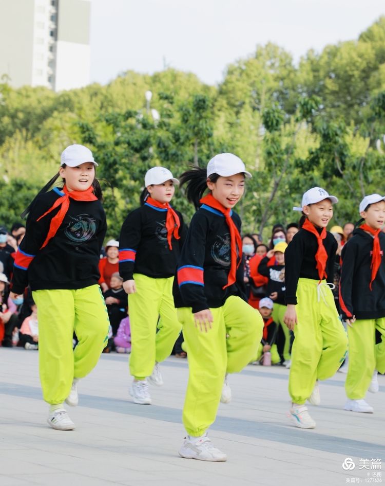 洛阳牡丹广场：*疆新**舞大联欢