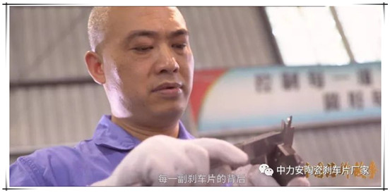 刹车片烧了有影响吗,刹车片有股烧焦的味道可以泼水么