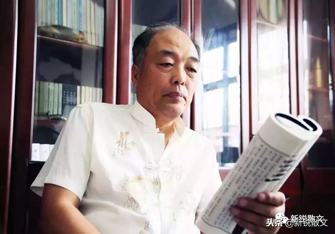 父亲年轻时背上的龙形胎记惊动了日本鬼子，临终不许说自己不行了