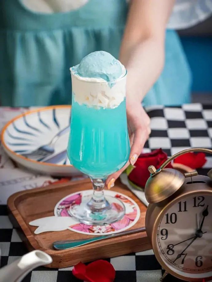 卡姿兰x必胜客的“下午茶”主题彩妆包装，梦回爱丽丝