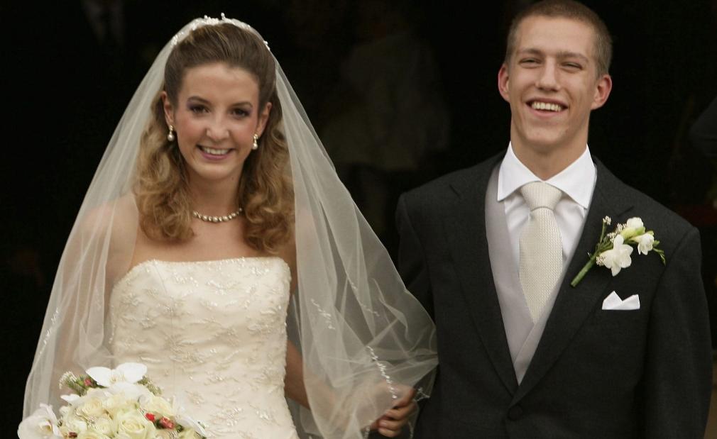 瓦匠女儿21岁成王妃，王子为她放弃王位，大婚10年输给白富美律师