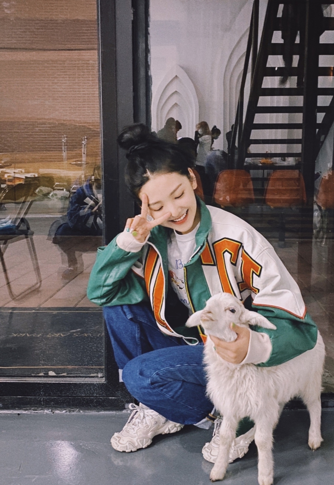 章若楠穿黑色马甲照片,章若楠穿搭生活照