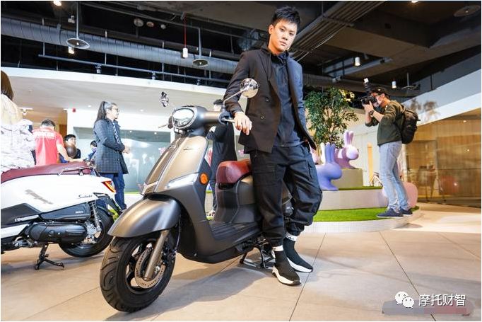 铃木新复古踏板saluto几个颜色,铃木1万左右新款踏板