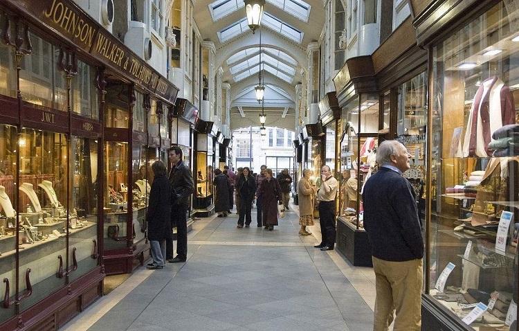 商场和线上同款衣服哪个好,商场衣服和批发市场有什么区别