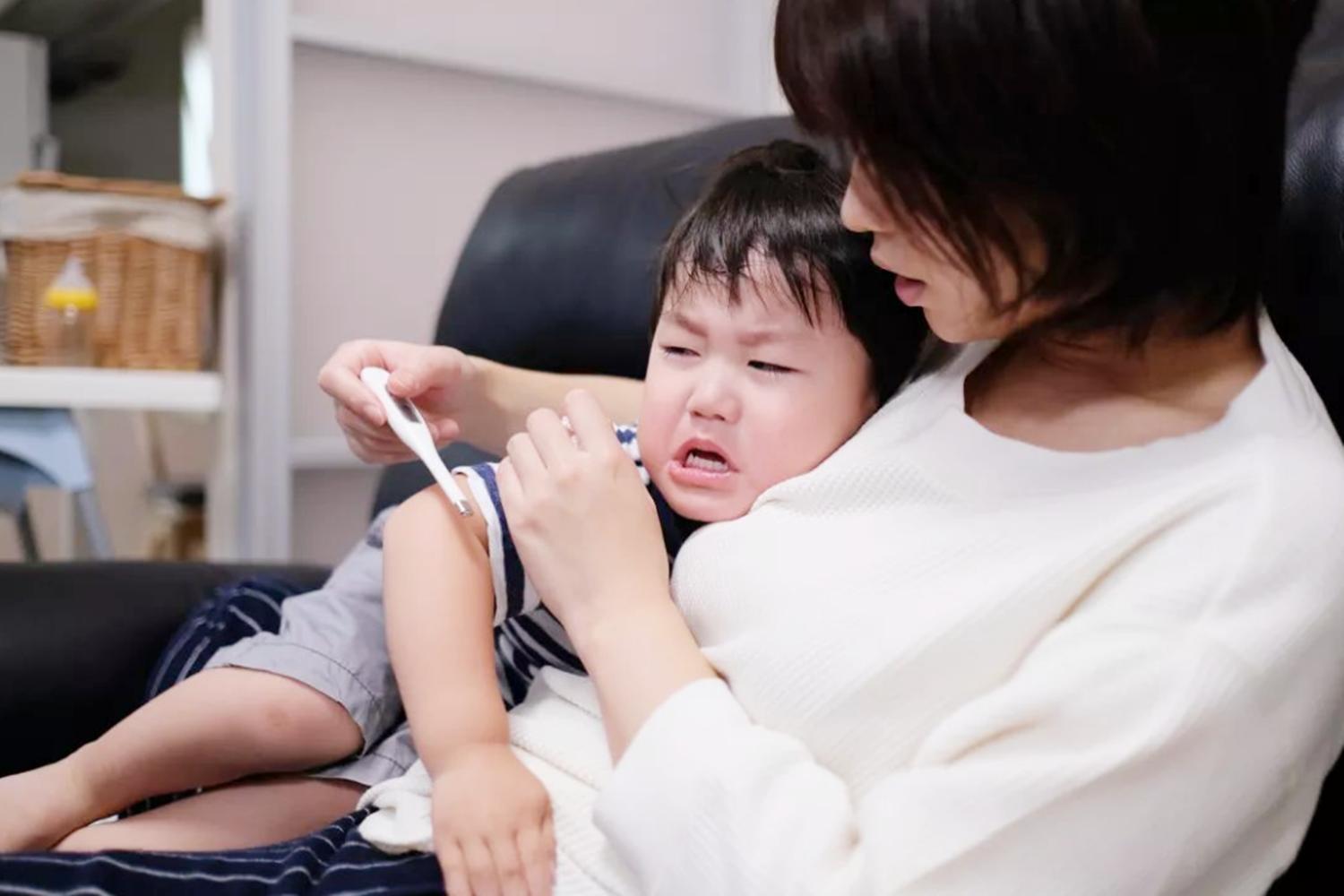 小孩发烧用温毛巾敷额头还是冷水,孩子发烧时可以用湿毛巾敷额头吗