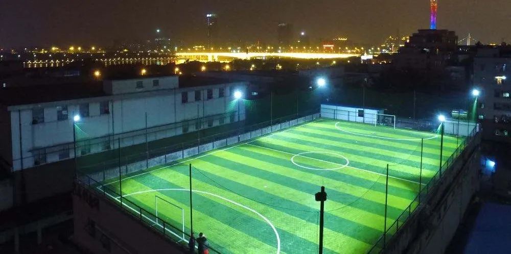 在楼顶上打球,楼顶踢球