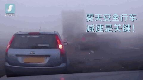 大雾天开车开内循环还是外循环,雾天开车能见度低时要开远光灯吗