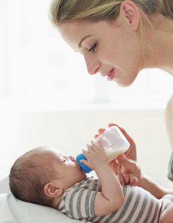 如何避免吐奶呛奶的正确处理方式,肺炎宝宝如何喂奶可以避免呛奶