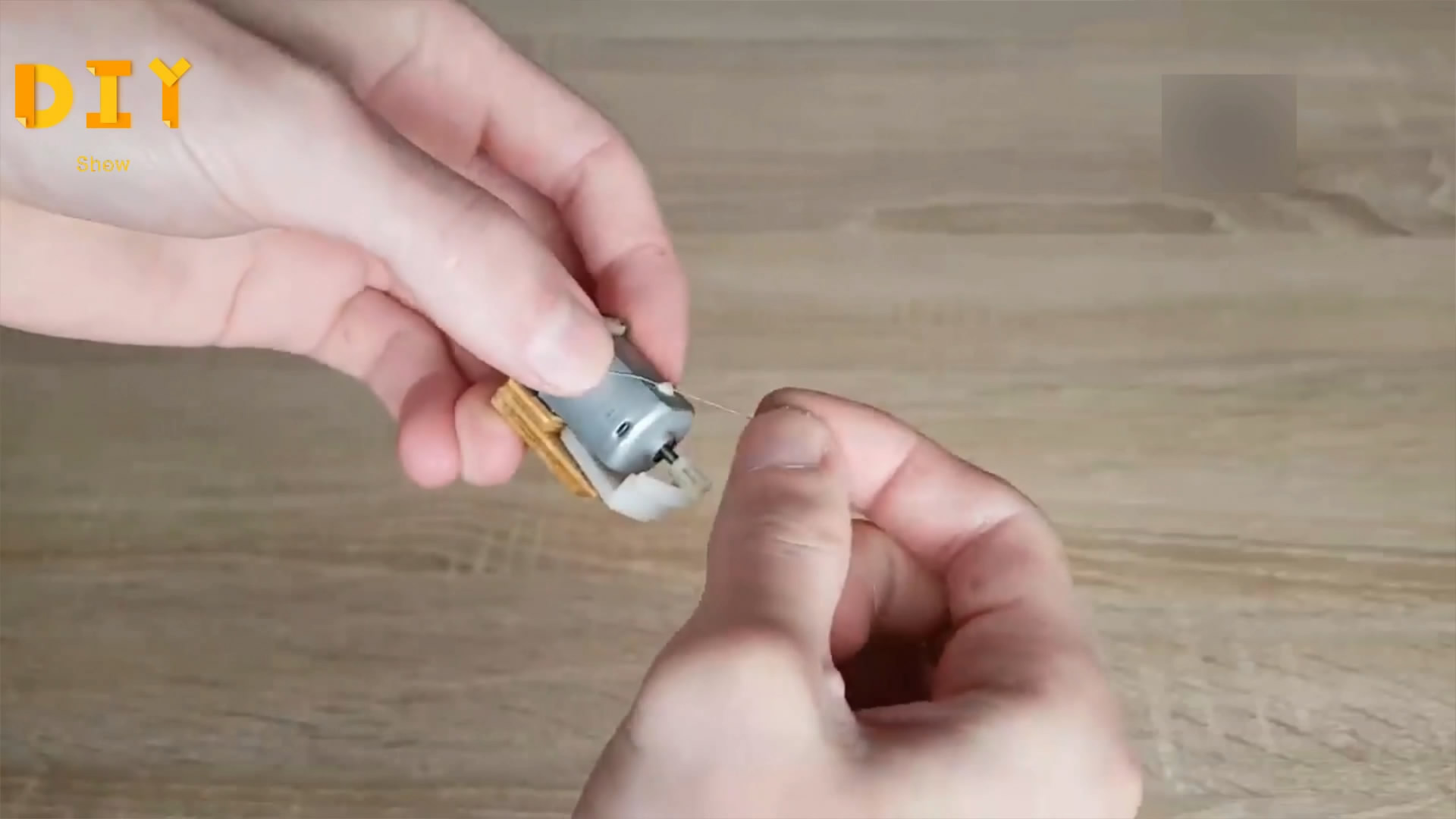 如何用纸板制作遥控车,用纸做遥控玩具车