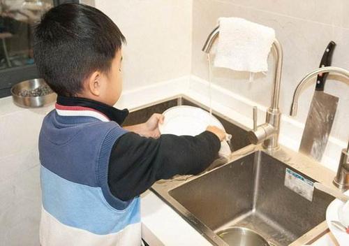 当孩子哭闹撒泼打滚时,如何应对孩子撒泼打滚哭闹不止