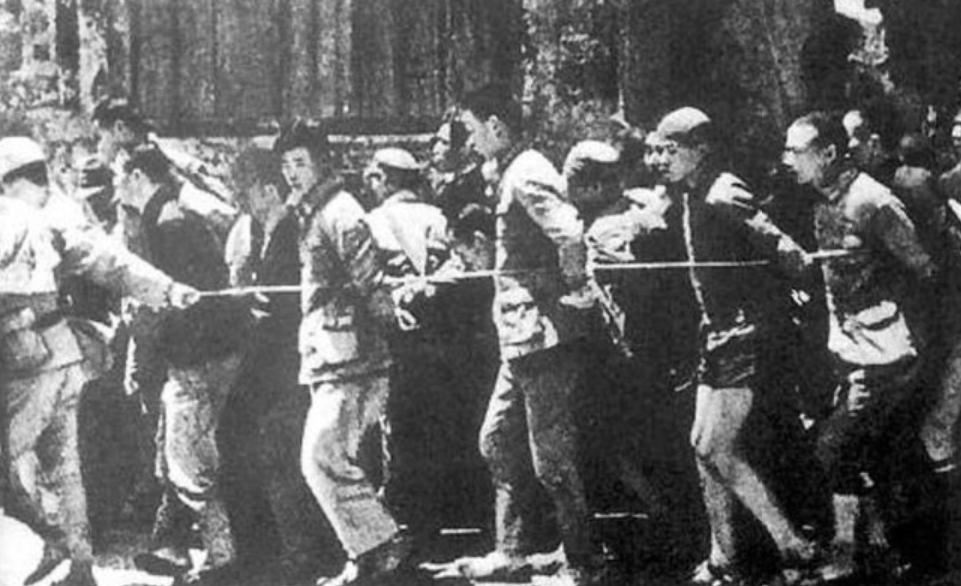 千名囚犯被押送海岛监狱,被绑架的中国劳工