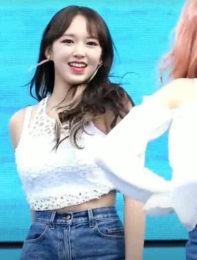 程潇穿露脐装的样子,程潇腹肌露脐装