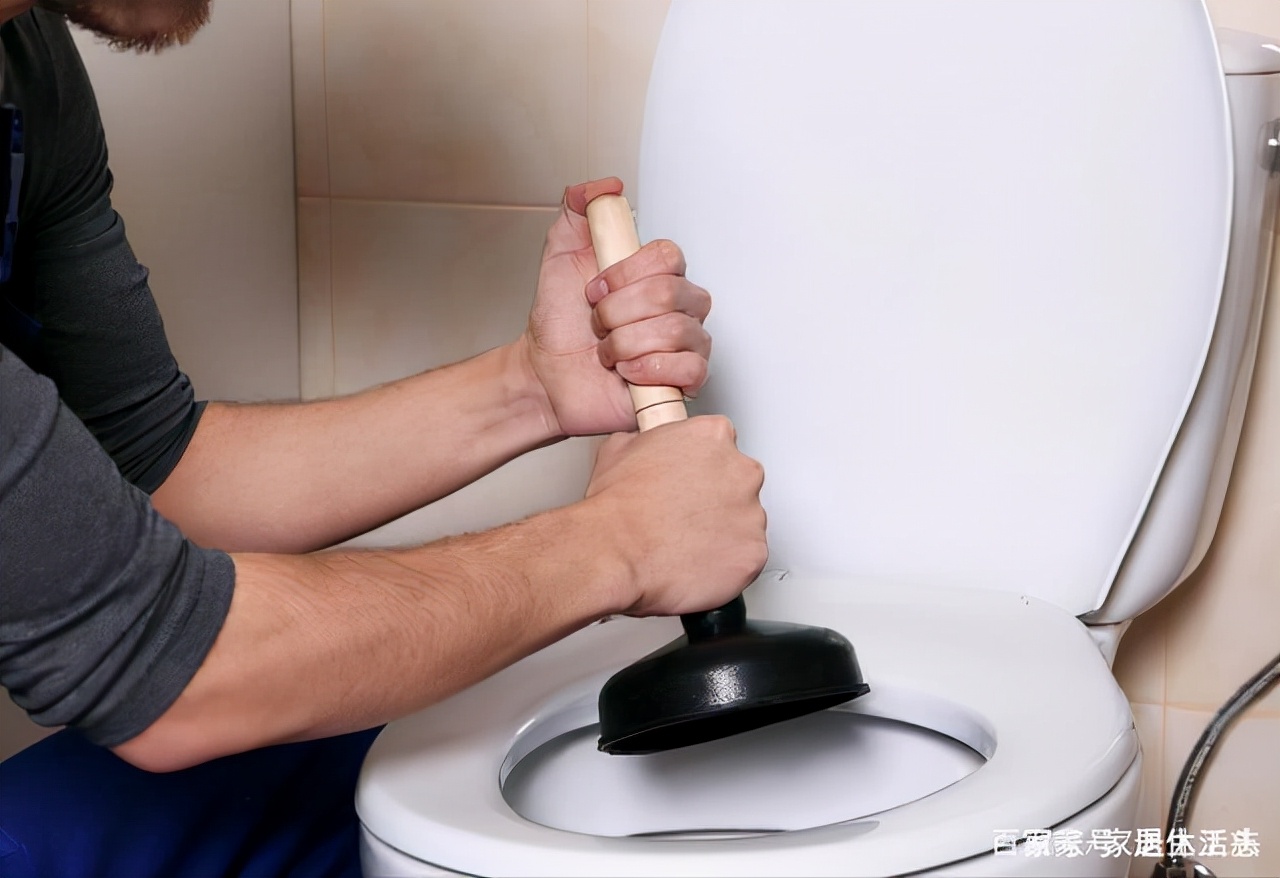 下水道堵了千万别用热水冲,厨房下水道堵了为什么热水能下去