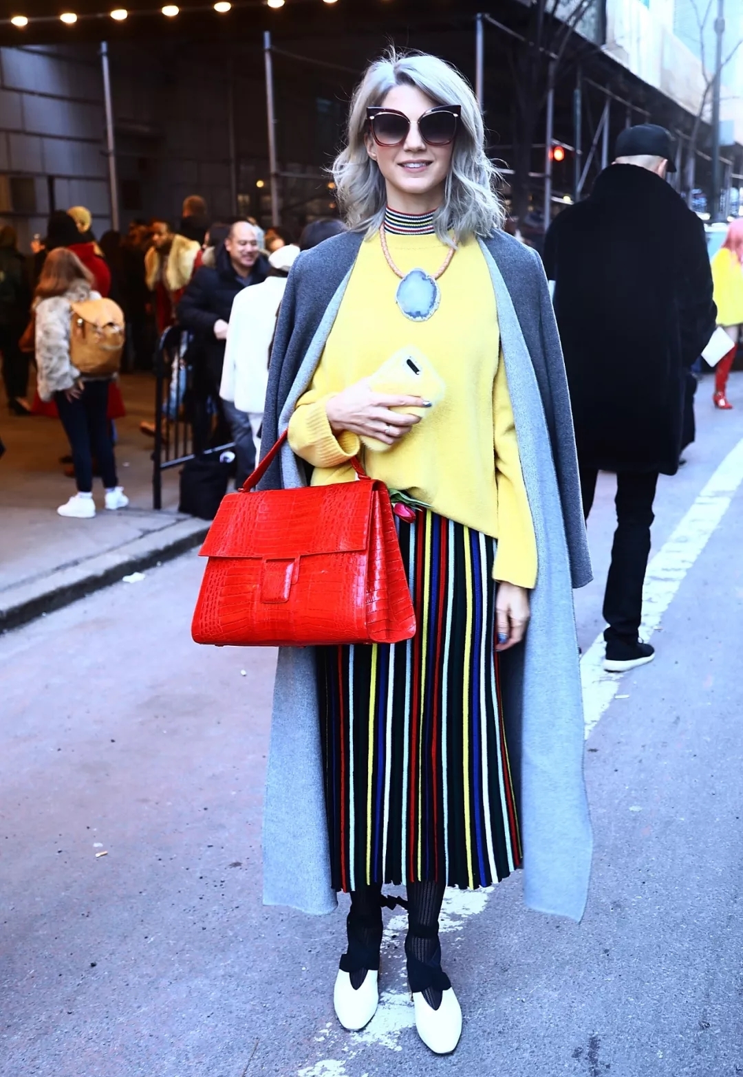 冬季穿毛衣应该如何搭配毛衣链,长款毛衣怎么穿才时髦