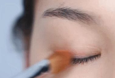 眼妆画完一会就脏掉了,眼妆一画就显得凶