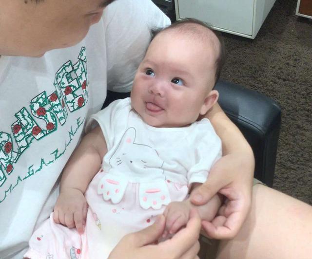 宝贝小细节,4月龄宝宝爱吐舌头