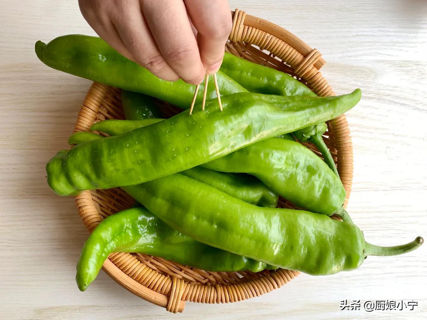 生抽腌小米辣椒和姜的最简单做法,腌辣椒最好吃的做法王刚