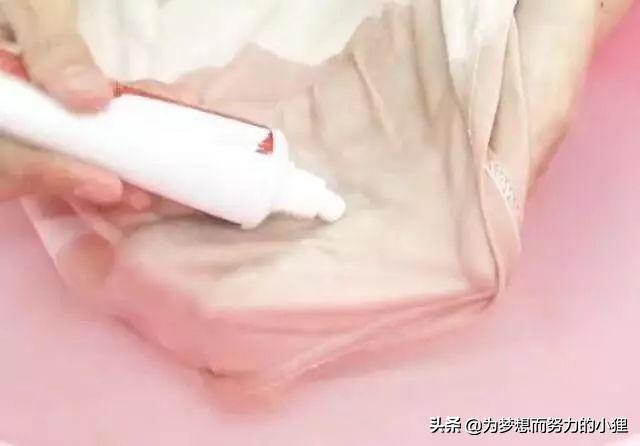 衣服的油渍干了久了有印怎么洗掉,衣服上的果渍油渍怎么去除小窍门