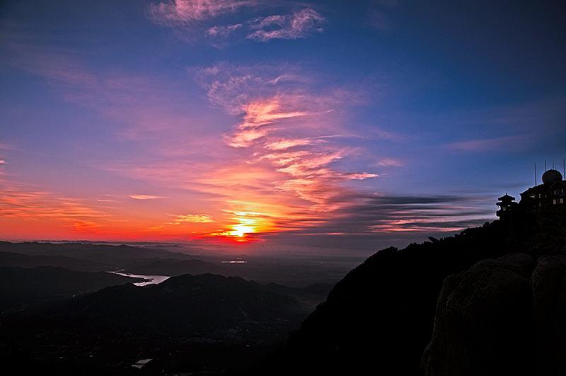 泰山是中华民族的象征、灿烂文化的缩影、“天人合一”思想的寄托