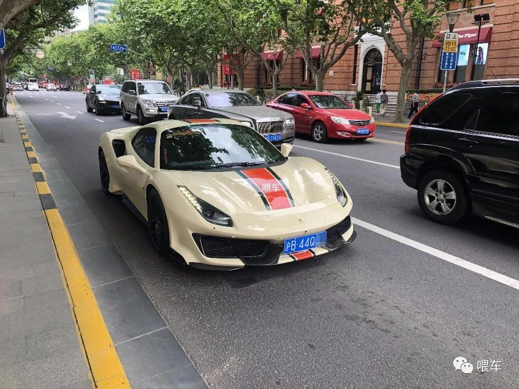 蒋鑫开法拉利上街,车牌特意选带4的,旁边的劳斯莱斯被吸引