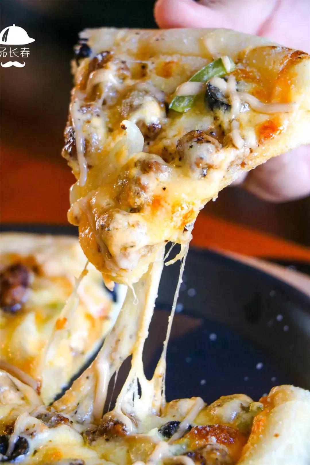 这家餐厅居然用外国大帅哥来吸引顾客