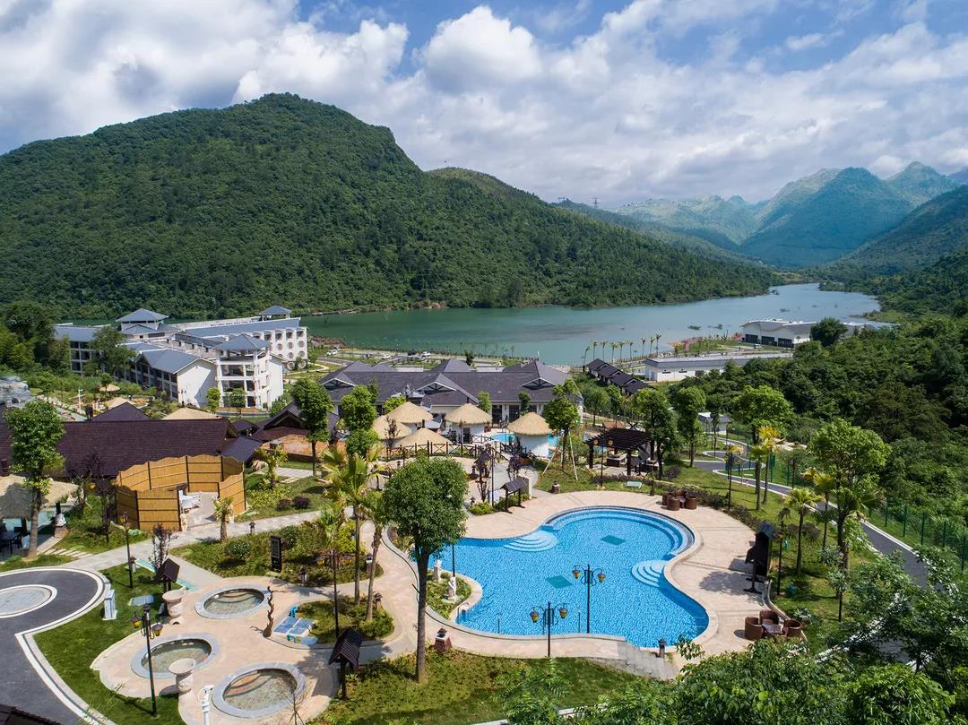 韶关的世外桃源，泡巴厘岛温泉，观小黄果树瀑布，享山景无边泳池