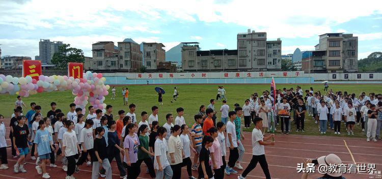 广西柳城中学“19扬帆起航圆梦2022”2019级高二升高三授旗仪式