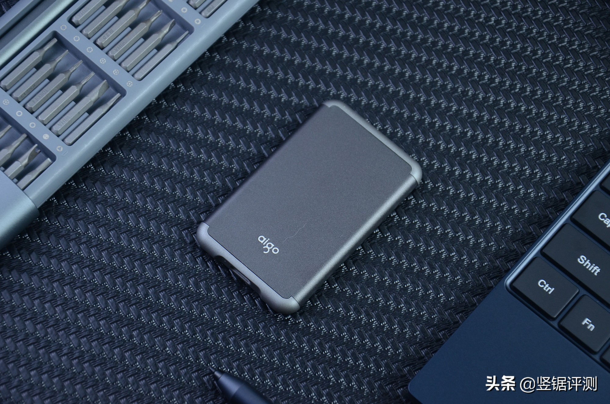 爱国者aigos7pro512g移动固态硬盘,爱国者aigo2tbssd固态硬盘评测