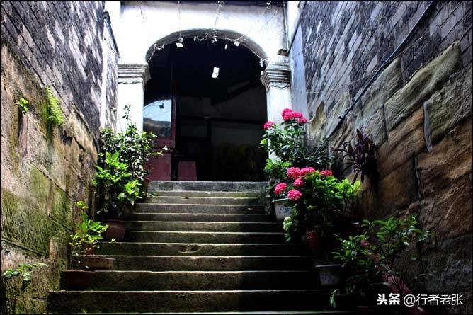 山顶一只船，其实它是一格形状像船的小镇