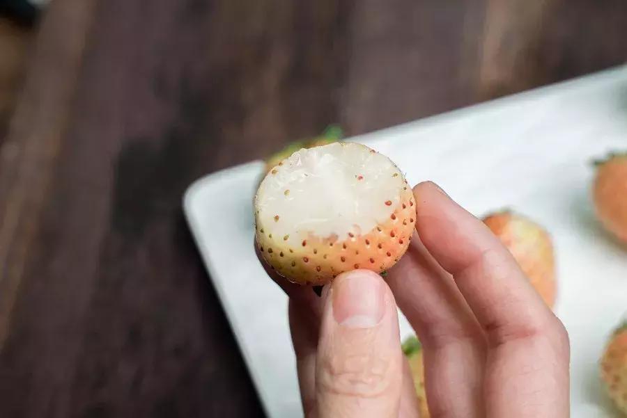 一下子吃了很多草莓,一下子吃了300g草莓