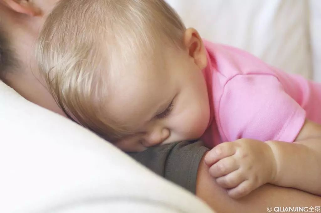 宝宝喝多少表示饱了,宝宝喝饱多久能平躺