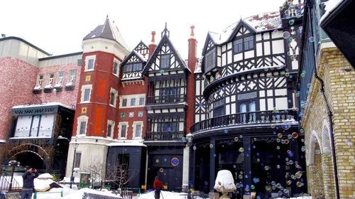 把废弃工厂改造成娱乐创意工场,把工厂开成旅游景点