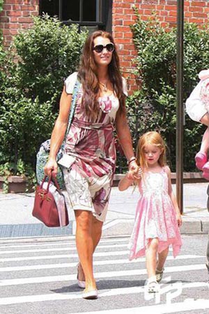 迈克尔·杰克逊前女友波姬小丝,10岁出道,既纯又欲,如今怎样了