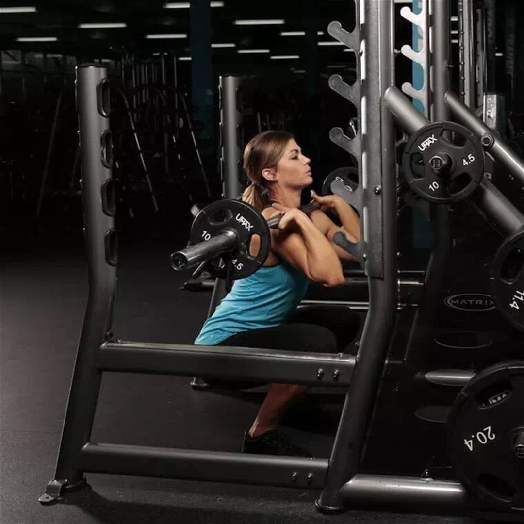 深蹲可以锻炼股四头肌和核心力量，怎样进行深蹲练习翘臀？