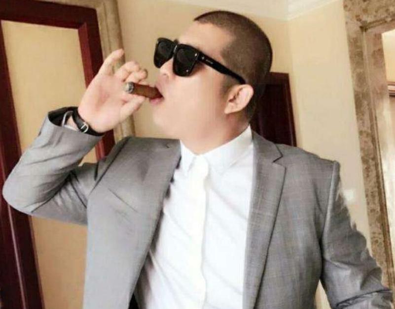 网红卖酒虚假宣传遭打假,向王海求饶叫“爸爸”,撇清与辛巴关系