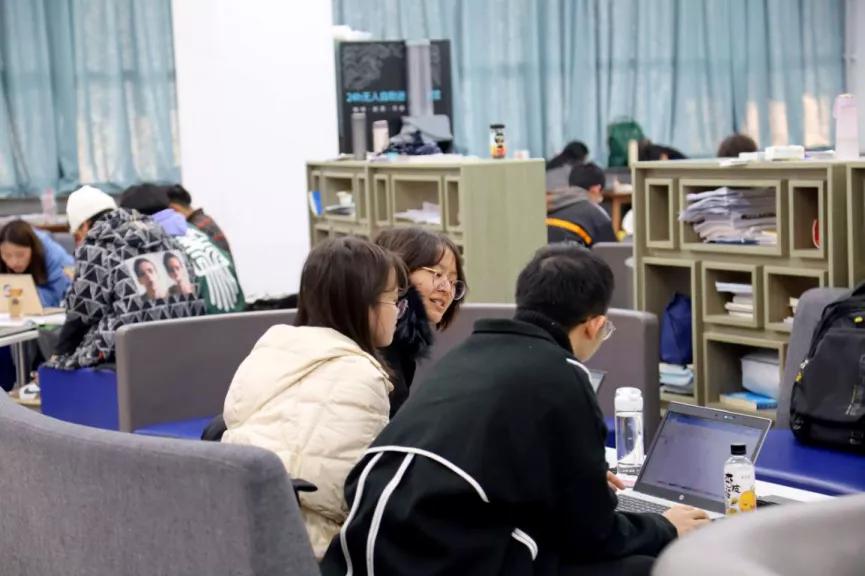 “你在看什么?”“兰大的烟火气”