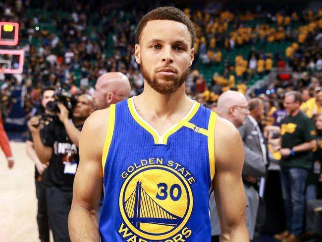 谁是现役最有领袖气质的球星？老詹永远的神，字母哥太小孩子气