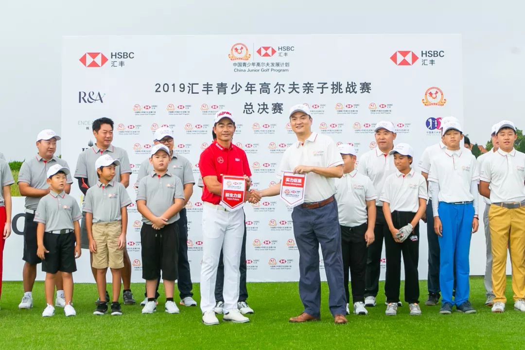 一起来战梁文冲空降2019亲子挑战赛总决赛强强对决燃爆雨中战场