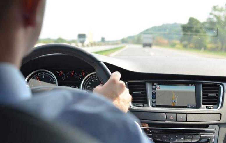 高速突然爆胎采取安全措施是什么,高速路上突然爆胎该如何正确驾驶