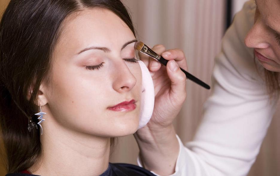 新手化日常淡妆的步骤,女人出门前化个淡妆步骤