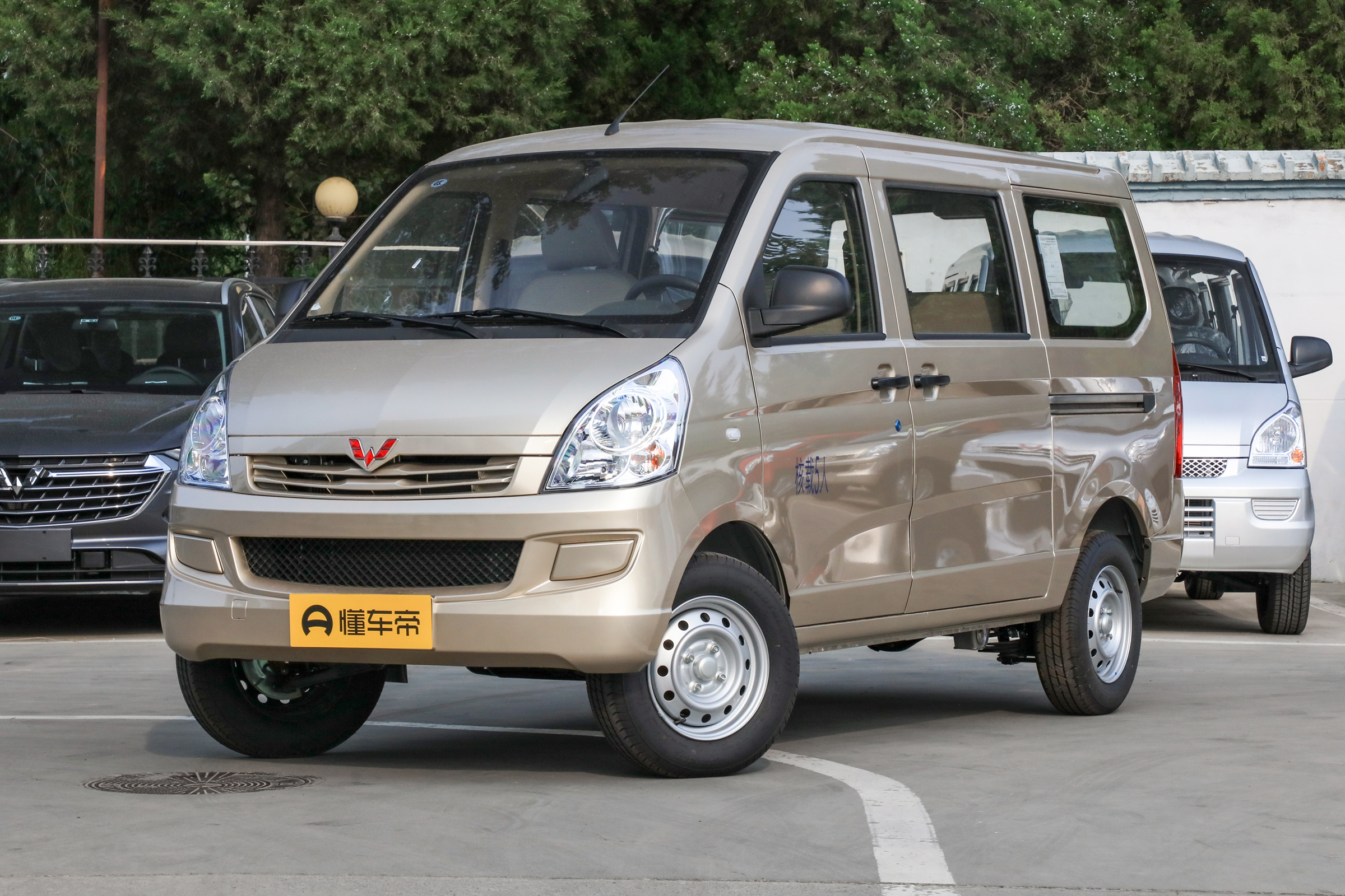 五菱荣光空间哪一款车最大,五菱荣光和宏光哪个空间大